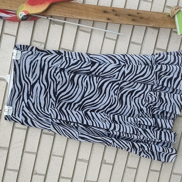 Black & White Skirt - Picture 3 of 9